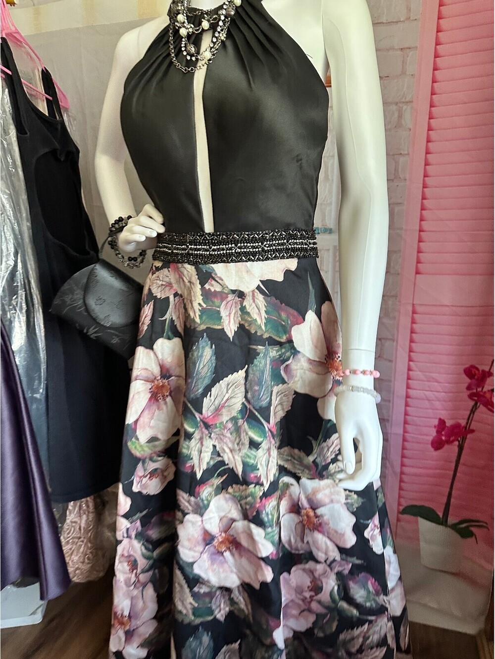 Chic Floral A-Line Party Dress in Black and Pink - Picture 2 of 14